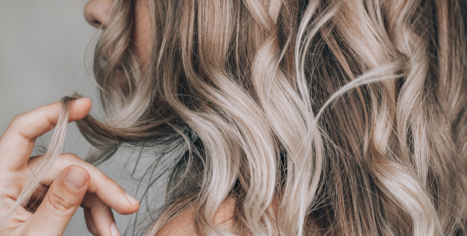 Zo maak je mooie krullen voor de feestdagen met alleen een sok